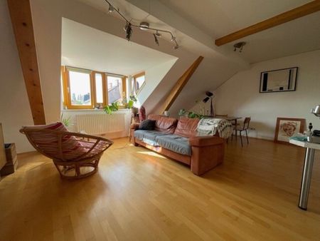 Moderne, lichtdurchflutete 2-Zimmer-Dachgeschoss-Wohnung am SCHILLERPLATZ: Wohnen/Essen/Kochen, Schlafzimmer- Gemütlich, gepflegt, mit Kellerabteil, Badezimmer und Toilette getrennt - Photo 3