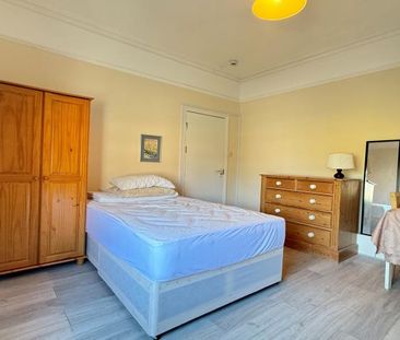 Double bedsit Located close to Hornsey Station and to Crouch End Br... - Photo 3