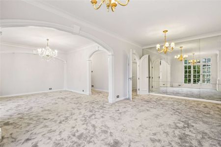 A newly redecorated three bedroom apartment situated in a desirable building with the added benefits of communal gardens and porter service. - Photo 2