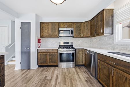 For Lease - 10 Carter Crescent, Whitby, Ontario - Photo 3