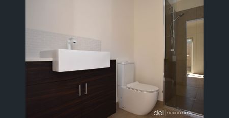 Modern Unit in Court Location - Photo 3