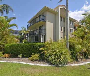 Spacious Beachside Apartment in Prime Palm Beach Location - Photo 2