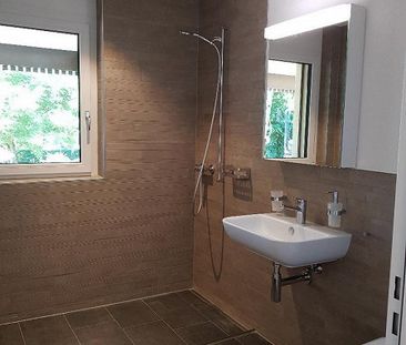 Moderne 2.5-Zimmer-Wohnung mit grossem Gartensitzplatz - Photo 6
