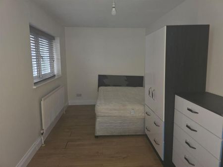 4 bedroom flat to rent - Photo 5