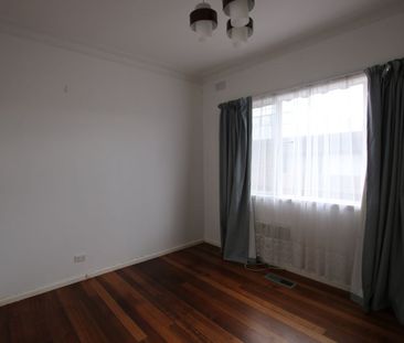 Spacious 3-Bedroom Home in Prime Keilor Park Location! - Photo 2