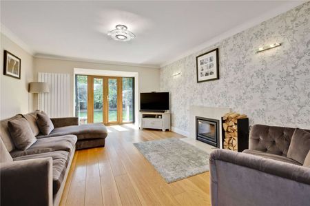Detached four-bedroom family home in close reach to Surbiton station and local amenities, further benefitting from private rear garden. - Photo 2