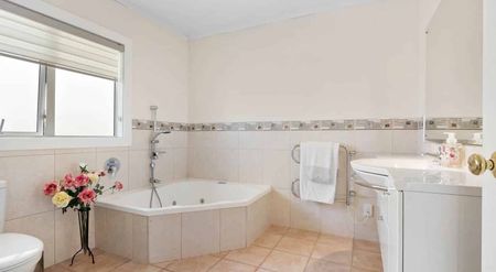 Quiet, Sun-Drenched Upstairs Retreat in Remuera - Photo 5