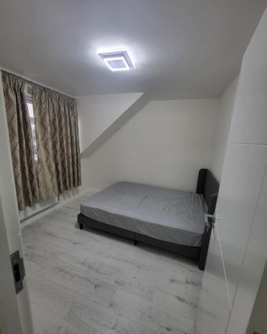 1 bedroom in a flat share to rent - Photo 2