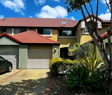 Beautiful 3-Bedroom Townhouse in the Heart of Hope Island â Your ... - Photo 1