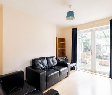 4 bedroom end of terrace house to rent - Photo 2