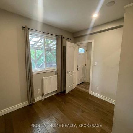 ONE MONTH'S FREE RENT! Recent renovations spacious layout! - Photo 3