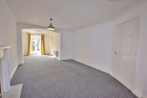 4 bedroom end of terrace house to rent - Photo 1