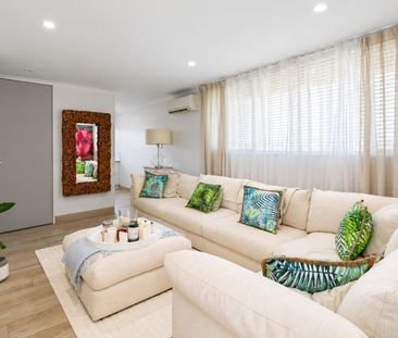 Beautifully Renovated Two-Bedroom Apartment in a Quiet Boutique Complex - Photo 2