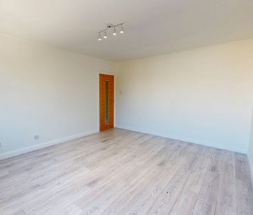 Flat to rent on - Photo 2