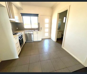 MODERN UPSTAIRS APARTMENT !!! - Photo 3