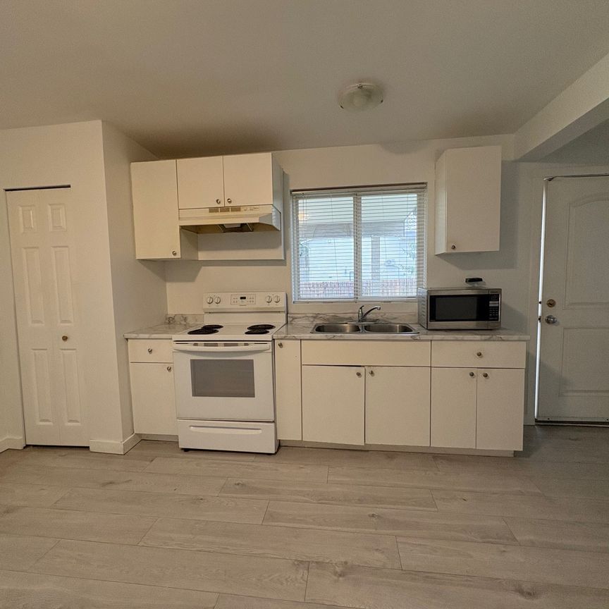 Cozy two bedroom Basement Suite – VIU Area - Photo 1