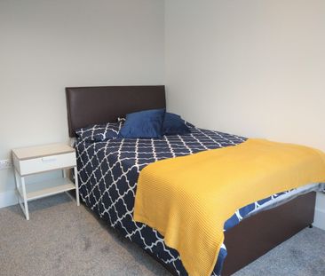 Ensuite Living Near Shops & Bus Links - Photo 2