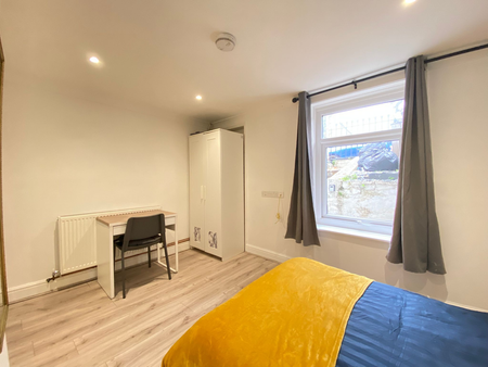 Double Room to rent in Gillingham Room 4 - Photo 4