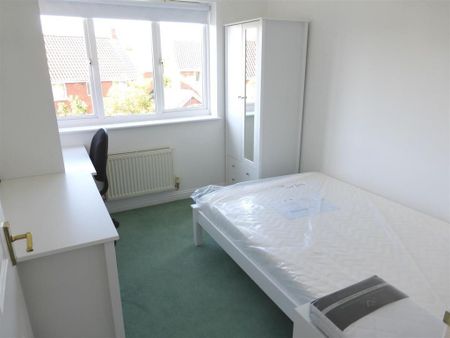 4 bedroom semi-detached house to rent - Photo 3