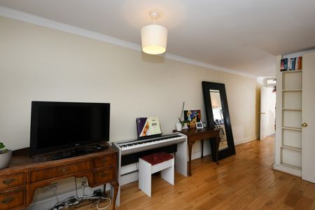 2 Bed Flat, Lulot Gardens, N19 - Photo 3