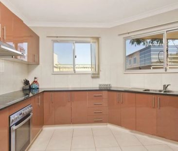 Beautiful Three-Bedroom Townhouse in Quiet Location - Photo 2