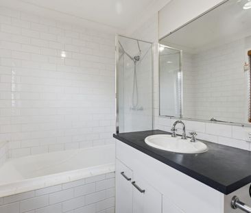 Convenient Tri-Level Living in a Quiet Yeerongpilly Complex 🏡 - Photo 5