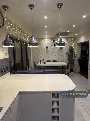 4 bedroom semi-detached house to rent - Photo 1
