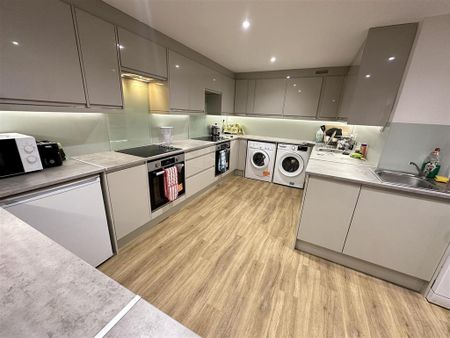 1 bedroom in a house share to rent - Photo 3