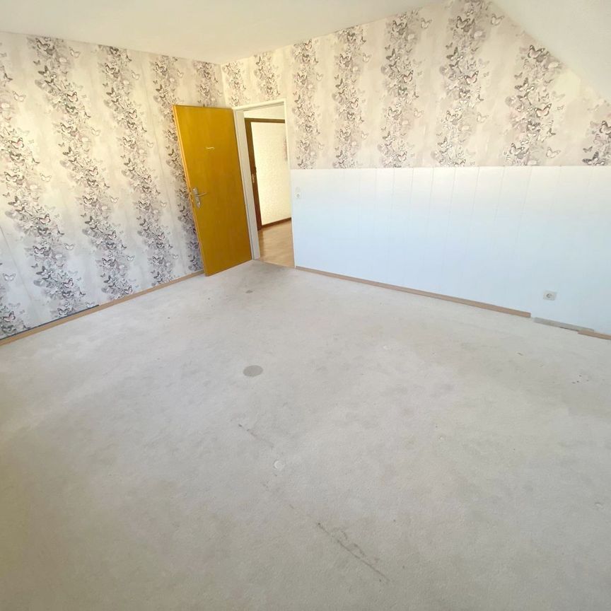 Großzügige 4-Zimmer-Dachgeschosswohnung mit Balkon, Tageslichtbad & Garage in Trier-Ehrang! - Photo 1