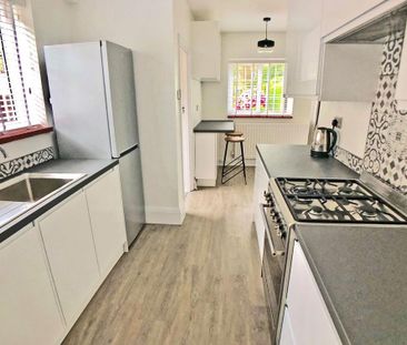 4 bedroom semi-detached house to rent - Photo 6