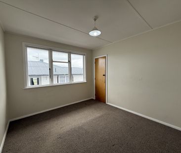 Spacious 3-Bedroom Home with Double Garage & Fully Fenced Section - Photo 4