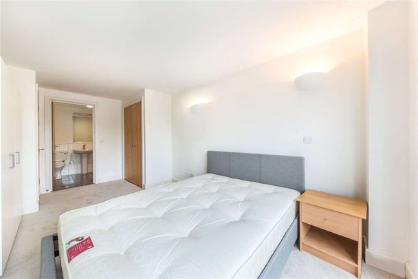 Bright 2 bedroom, 2 bathroom apartment located in a small development in the heart of Westminster. - Photo 1