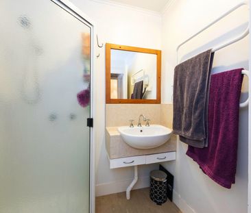 Character Cottage in Sought-After East Toowoomba! - Photo 4
