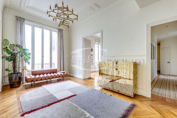 Tout savoir sur cet appartement dans le quartier Triangle d'Or, à Paris 8ème - Photo 1