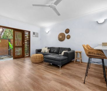 Charming 2-bedroom furnished townhouse, a leisurely stroll to the b... - Photo 1