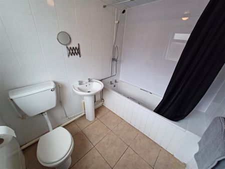 Queen Street, Pontypridd - Photo 2