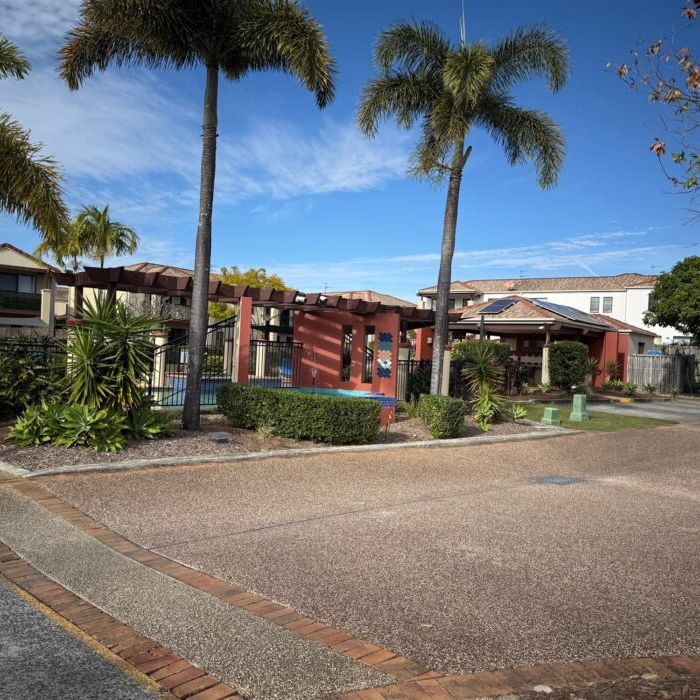 3 bedroom townhouse at a comfort, functionality and unbeatable Varsity Lakes location - Photo 1