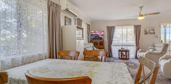 Unfurnished Woodridge House for Rent - Perfect for Your Dream Home! - Photo 2