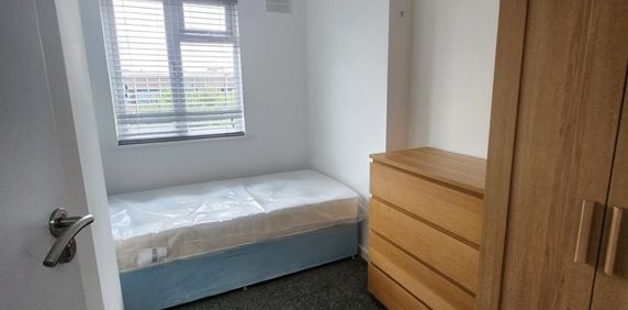 Room in a Shared Flat, Imperial Drive, HA2 - Photo 2