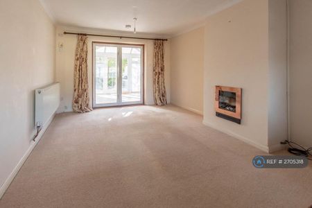 3 bedroom semi-detached house to rent - Photo 2