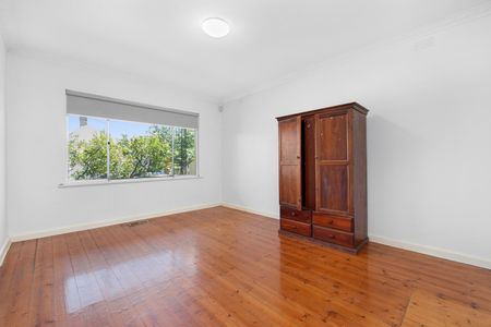 WALKING DISTANCE TO CHAPEL STREET!! - Photo 2