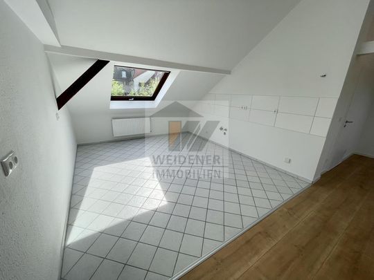 Mit Weitblick! 2,5 Raum DG Wohnung mit offener Küche im Wohnzimmer. Modernes Bad mit Wanne! - Photo 1