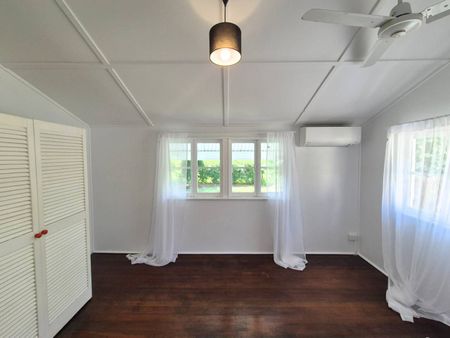 CHARMING BEACHSIDE COTTAGE - Photo 3