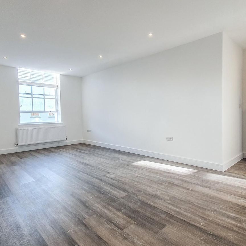 16 Market Place, Hertford - Photo 1