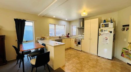 Sunny, secure and double glazed! - Photo 4