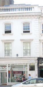 This studio flat benefits from its own kitchenette and is ideally located in South Kensington. - Photo 4