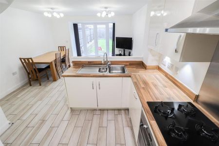 1 bedroom in a house share to rent - Photo 3