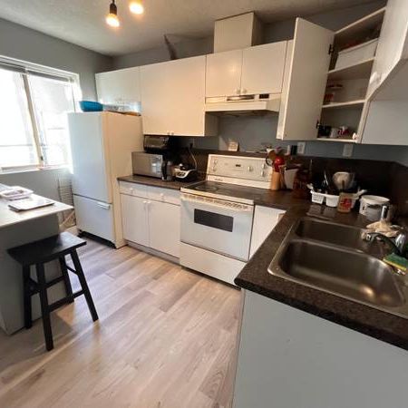 Private bedroom, shared bathroom and kitchen - Photo 1