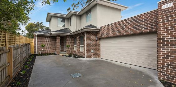 SPACIOUS AND ELEGANT 3 BEDROOM TOWNHOUSE - Photo 3