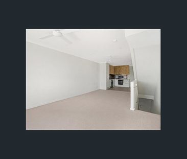 STUNNING WATERFRONT TOWNHOUSE IN EMERALD LAKES - Photo 3